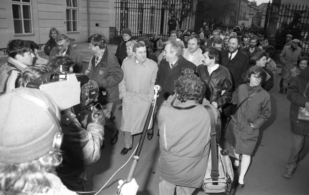 Kwiecień 1989. Lech Wałęsa i Tadeusz Mazowiecki w drodze na zakończenie obrad Okrągłego Stołu