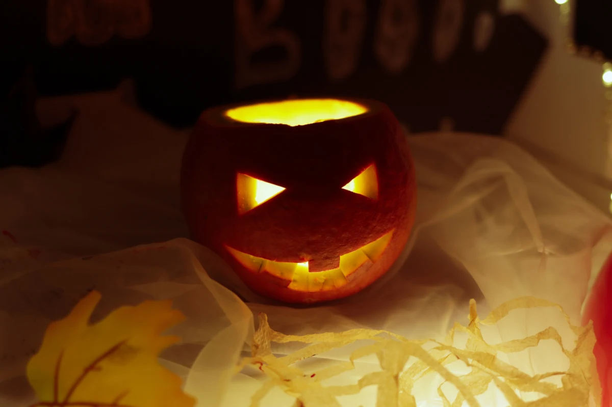 Dla jednych to niewinna zabawa, a dla innych grzech, za który ci pierwsi powinni przepraszać. Halloween jest coraz częściej obchodzone w Polsce, choć są też przeciwnicy tego święta. W RMF24 pytamy poznańskiego księdza, Radosława Rakowskiego, jak on patrzy na tę uroczystość.