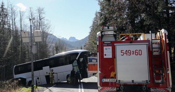 Do nietypowego zdarzenia doszło w trakcie próby zawracania autobusu na górskiej drodze w rejonie Łysej Polany. Konieczna była interwencja straży pożarnej i policji.