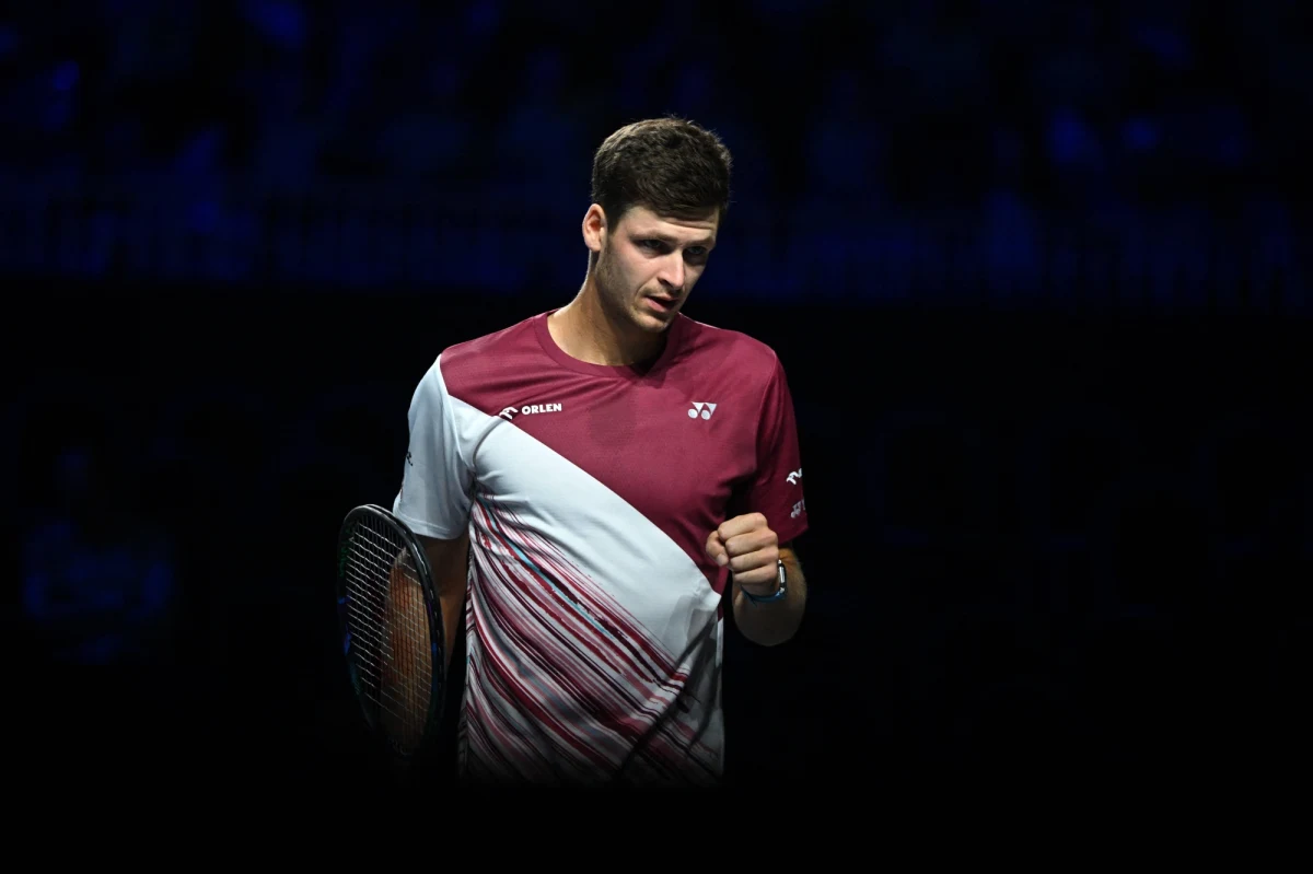 Hubert Hurkacz wygrał z Finem Emilem Ruusuvuorim 7:5, 4:6, 6:3 w drugiej rundzie turnieju ATP w Wiedniu. Rywalem polskiego tenisisty w ćwierćfinale będzie Chorwat Borna Coric lub Grek Stefanos Tsitsipas, którzy zmierzą się wieczorem.