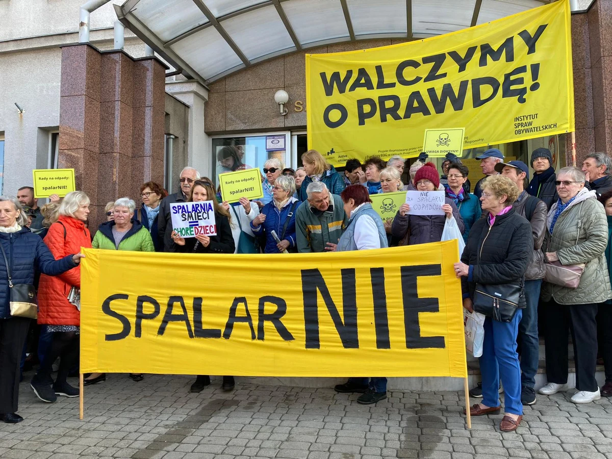 Kilkudziesięciu mieszkańców osiedla Widzew w Łodzi protestowało przeciwko budowie spalarni odpadów na ich osiedlu. Pikietę zorganizowali przed sądem, aby zainteresować swoją sprawą wymiar sprawiedliwości.