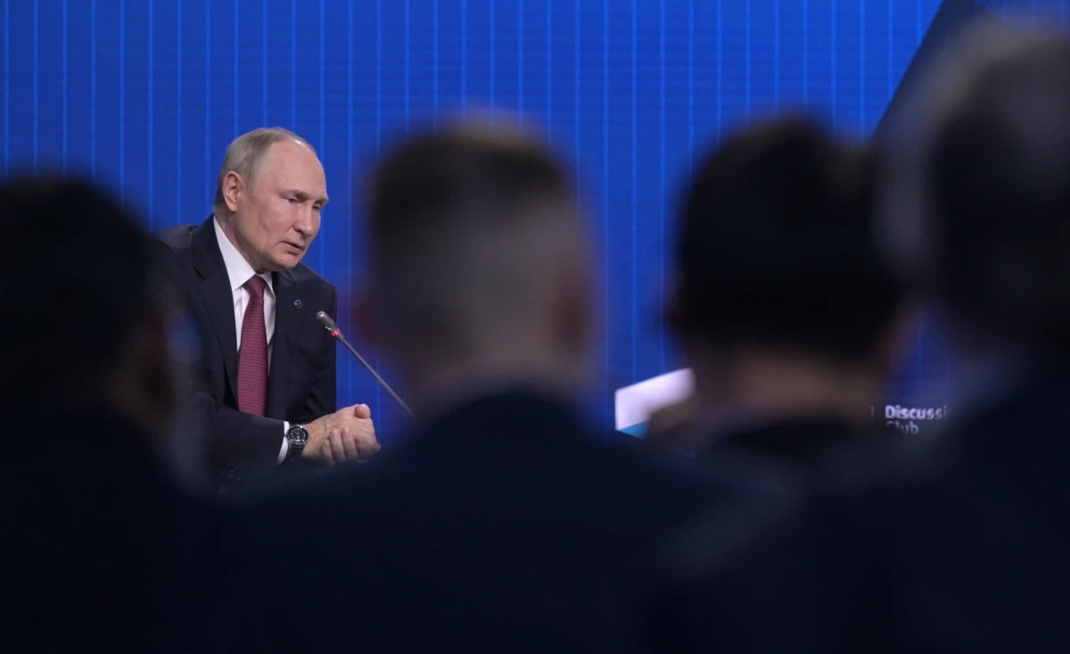 "Kraje zachodnie nie będą mogły uniknąć dialogu z Rosją" - mówił Władimir Putin na forum Klubu Wałdajskiego. Według niego, polityka prowadzona przez państwa zachodnie jest krwawa i brudna, neguje suwerenność państw i narodów. Uznał także, że wydarzenia w Ukrainie "można częściowo zinterpretować jako wojnę domową".