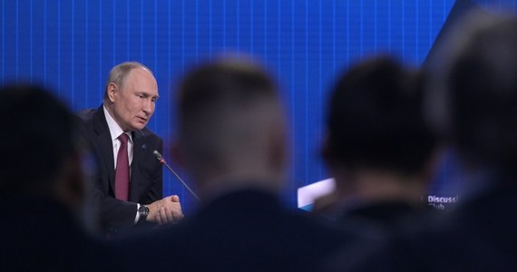 "Kraje zachodnie nie będą mogły uniknąć dialogu z Rosją" - mówił Władimir Putin na forum Klubu Wałdajskiego. Według niego, polityka prowadzona przez państwa zachodnie jest krwawa i brudna, neguje suwerenność państw i narodów. Uznał także, że wydarzenia w Ukrainie "można częściowo zinterpretować jako wojnę domową".