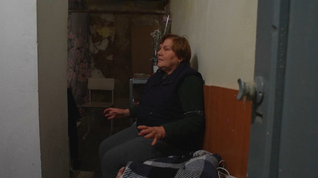Po ośmiu miesiącach od rozpoczęcia wojny wielu Ukraińców wciąż ukrywa się w schronach. Walentyna, 73-letnia mieszkanka Mikołajowa każdą noc spędza w piwnicy. Jak mówi, boi się zostać w mieszkaniu, bo nie wiadomo, kiedy spadną pociski.