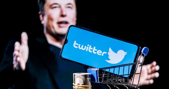 Miliarder Elon Musk sfinalizował w czwartek przejęcie Twittera. Jednym z jego pierwszych posunięć było zwolnienie czołowych menedżerów, których oskarżył o wprowadzenie go w błąd co do liczby kont spamowych na platformie.