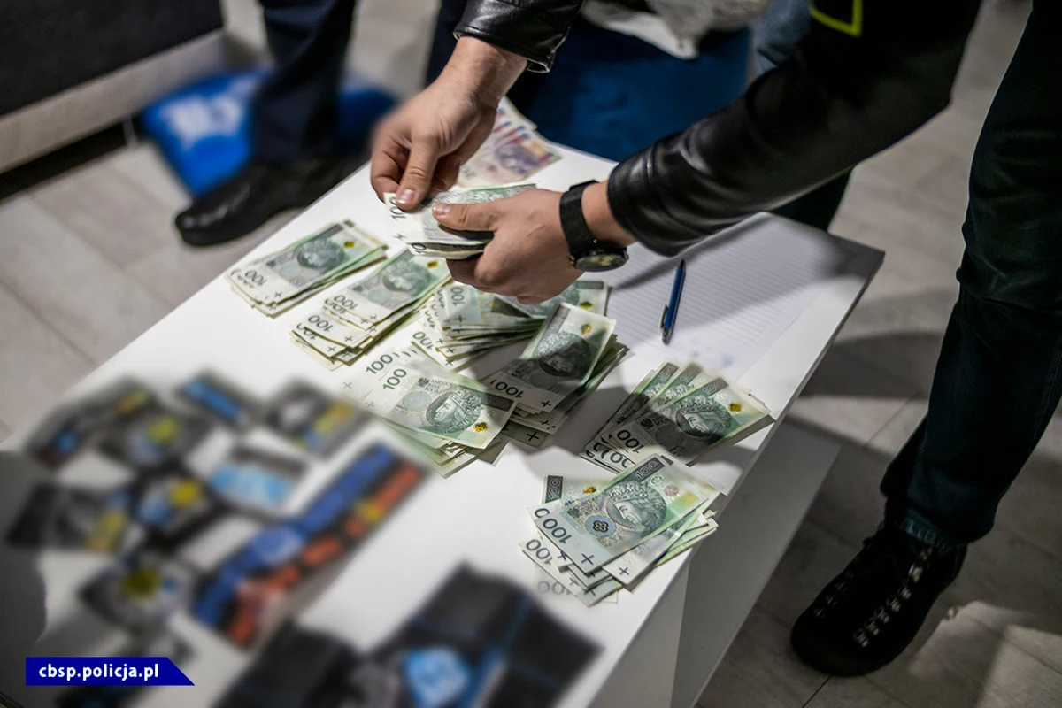 Wielkie uderzenie CBŚP w gang związany z pseudokibicami grupy "Psychofans". W wyniku przeprowadzonej akcji, w której wzięło udział blisko tysiąc funkcjonariuszy, zatrzymano 35 osób. Postawiono im łącznie 120 zarzutów.