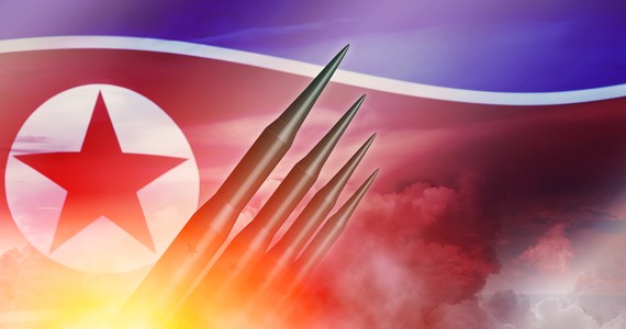 Korea Północna przygotowuje test bomby atomowej - nie ma wątpliwości dyrektor generalny Międzynarodowej Agencji Energii Atomowej Rafael Grossi. "Mamy nadzieję, że do tego nie dojdzie, ale wskazówki niestety idą w innym kierunku" - powiedział Grossi. W piątek Korea Północna wystrzeliła dwa pociski balistyczne krótkiego zasięgu w stronę Morza Japońskiego.