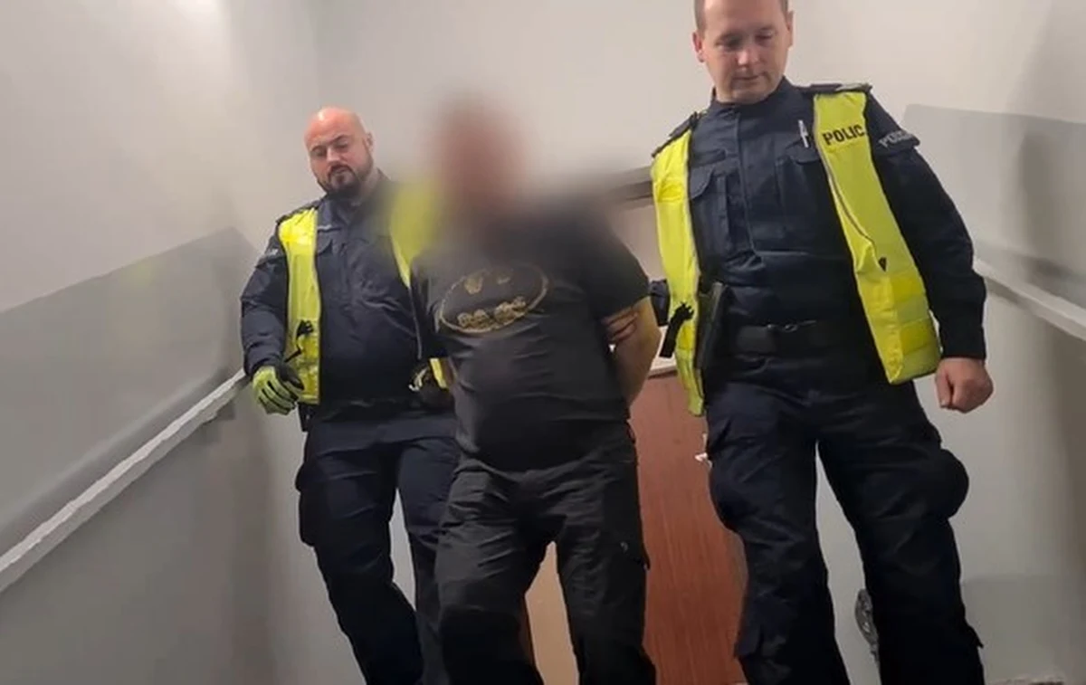 Policjanci z Wrocławia zatrzymali kierowcę samochodu, który ponad tydzień temu śmiertelnie potrącił pieszego przechodzącego przez pasy i uciekł. Mężczyzna usłyszał zarzuty i został tymczasowo aresztowany. Może mu grozić do 12 lat więzienia.