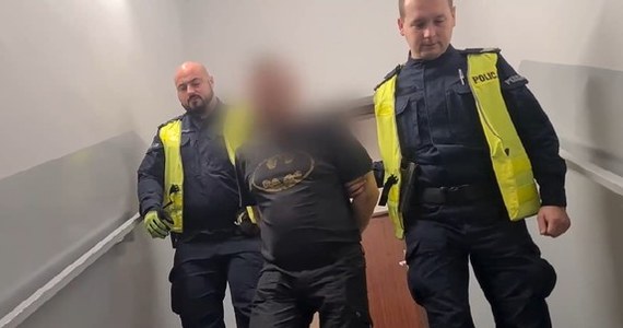 Policjanci z Wrocławia zatrzymali kierowcę samochodu, który ponad tydzień temu śmiertelnie potrącił pieszego przechodzącego przez pasy i uciekł. Mężczyzna usłyszał zarzuty i został tymczasowo aresztowany. Może mu grozić do 12 lat więzienia.