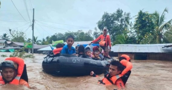 Co najmniej 13 osób zginęło w powodziach i osuwiskach ziemi w leżącej na południu kraju filipińskiej prowincji Maguindanao - poinformowały lokalne władze, cytowane przez Associated Press.