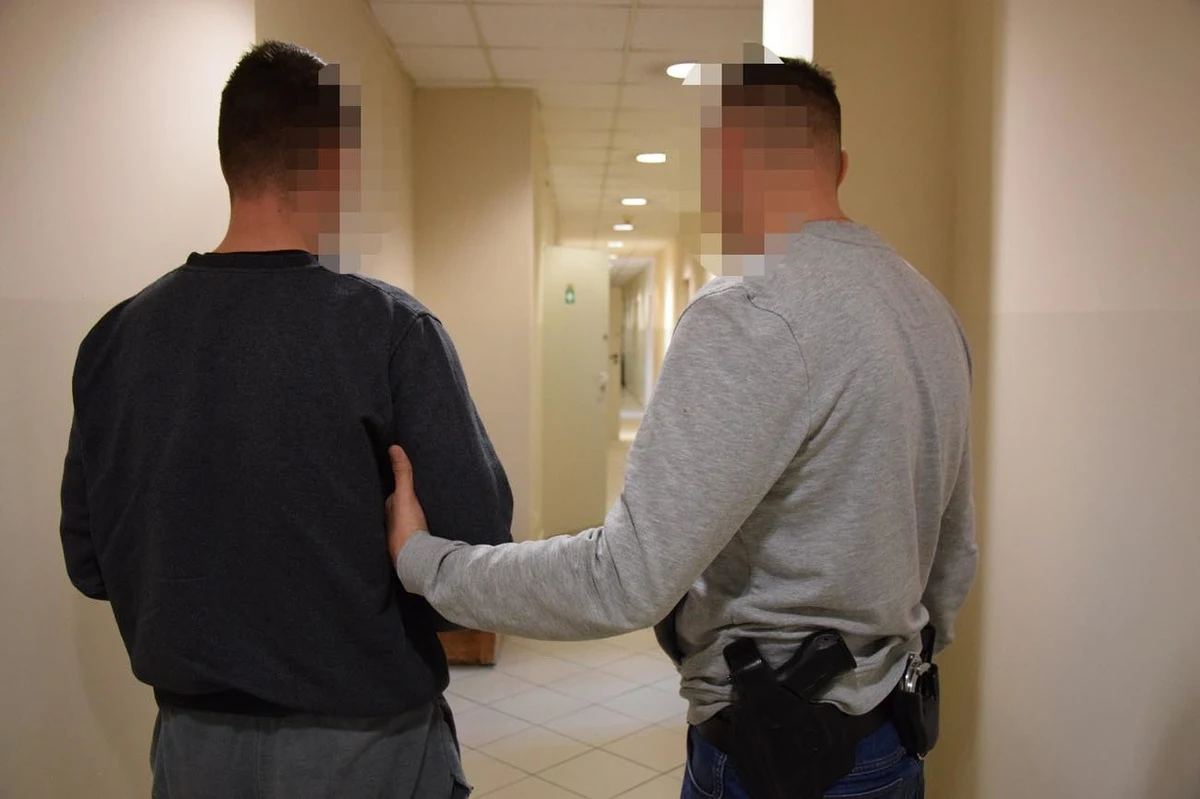 Krakowscy policjanci we współpracy z prokuraturą zatrzymali sześciu mężczyzn podejrzanych o wprowadzenie do obrotu ponad 14 kilogramów narkotyków i udział w ich produkcji. To kolejne osoby podejrzane o udział w grupie przestępczej, które od 2020 do 2021 roku zajmowała się obrotem amfetaminą, edronem i marihuaną. 

