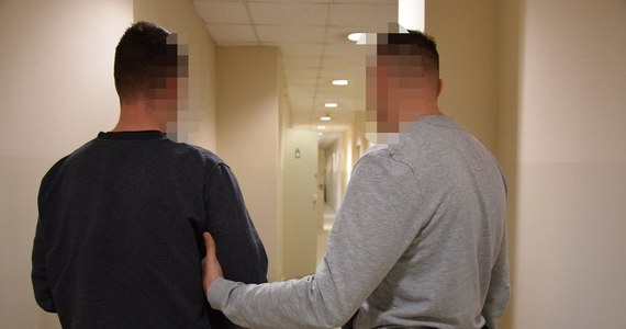 Krakowscy policjanci we współpracy z prokuraturą zatrzymali sześciu mężczyzn podejrzanych o wprowadzenie do obrotu ponad 14 kilogramów narkotyków i udział w ich produkcji. To kolejne osoby podejrzane o udział w grupie przestępczej, które od 2020 do 2021 roku zajmowała się obrotem amfetaminą, edronem i marihuaną. 

