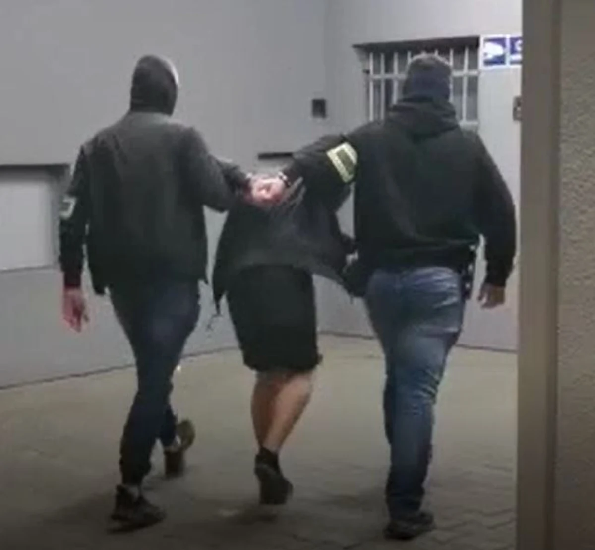 Krakowscy policjanci zatrzymali sprawców pobicia mężczyzny na pętli tramwajowej "Czerwone Maki". To dwaj 17-latkowie. U jednego z nich śledczy znaleźli maczety, siekierę, gaz oraz akcesoria pseudokibicowskie.