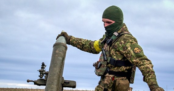 Ukraiński projekt InformNapalm przeanalizował dostępne (częściowe) dane na temat śmierci na froncie Rosjan zmobilizowanych po 21 września w ramach tzw. częściowej mobilizacji. "Na front ‘mobik’ trafia w ciągu siedmiu dni, umiera po 12" - wynika ze statystyki.