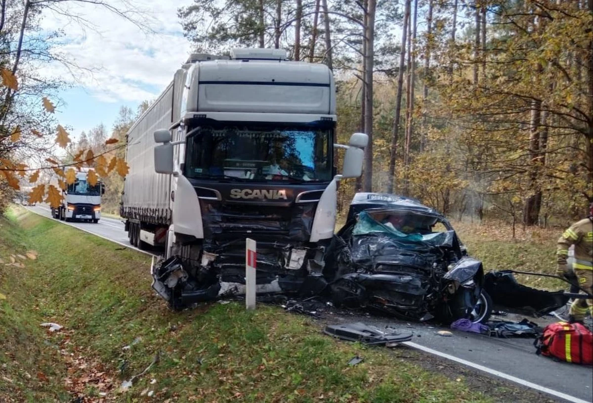 Jedna osoba nie żyje w wyniku tragicznego wypadku, do jakiego doszło w piątek w miejscowości Żabka w Opolskiem. Zderzyły się dwa samochody osobowe i ciężarówka.