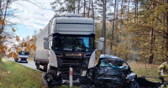 Jedna osoba nie żyje w wyniku tragicznego wypadku, do jakiego doszło w piątek w miejscowości Żabka w Opolskiem. Zderzyły się dwa samochody osobowe i ciężarówka.