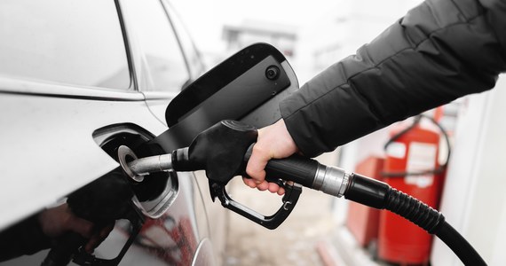 Kierowcy kupujący benzynę i gaz zatankują na Wszystkich Świętych taniej - prognozują analitycy e-petrol.pl. Wskazują, że na pojedynczych stacjach na przełomie października i listopada może pojawić się diesel poniżej 8 zł za litr.