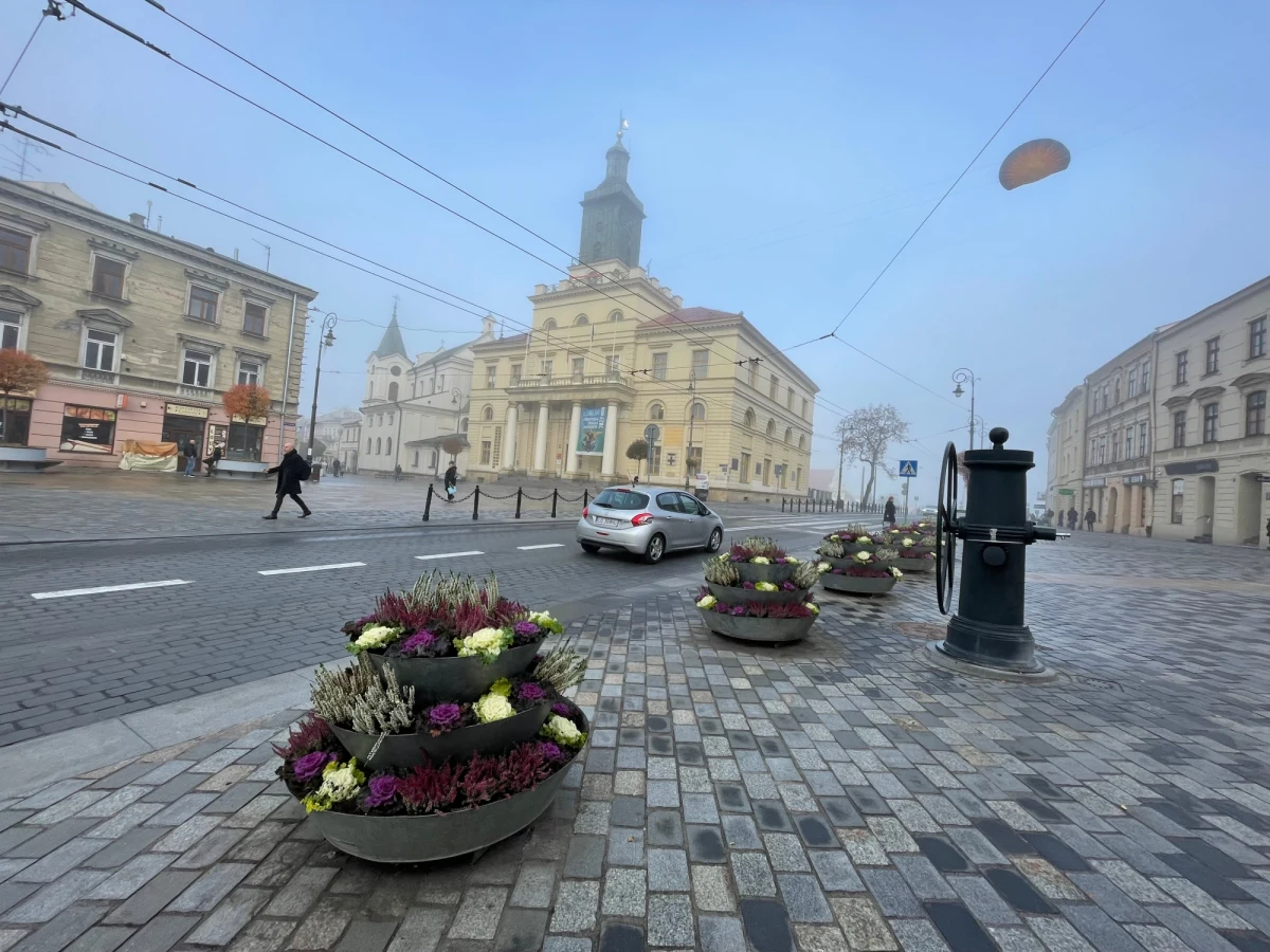 Trzecia w tym roku wymiana kwiatów w Lublinie potrwa przez kilka najbliższych dni. Kwietne, typowo letnie, kompozycje zamieniono na jesienne - głównie wrzosy i ozdobne kapusty.