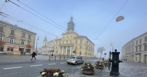 Trzecia w tym roku wymiana kwiatów w Lublinie potrwa przez kilka najbliższych dni. Kwietne, typowo letnie, kompozycje zamieniono na jesienne - głównie wrzosy i ozdobne kapusty.