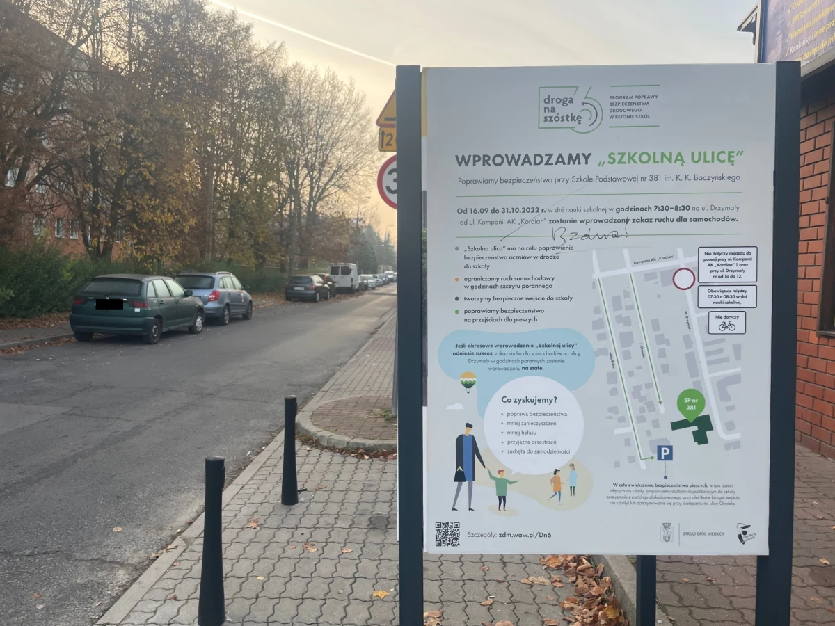 Rodzice dzieci ze Szkoły Podstawowej nr 381 im. Krzysztofa Kamila Baczyńskiego w Warszawie zdecydowali - szkolna ulica na ulicy Drzymały pozostanie na stałe. Tymczasowe rozwiązanie, które polega na zakazie wjazdu dla samochodów w godzinach od 7.30 do 8.30, wprowadzono 6 września i miało obowiązywać do końca października. Szkoła przeprowadziła ankiety, w których zdecydowana większość, bo 82 proc. rodziców, opowiedziała się za pozostawieniem takiego rozwiązania.