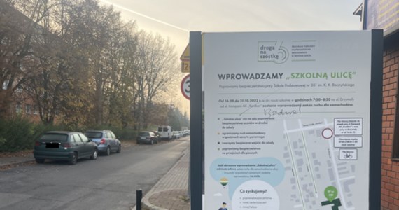 Rodzice dzieci ze Szkoły Podstawowej nr 381 im. Krzysztofa Kamila Baczyńskiego w Warszawie zdecydowali - szkolna ulica na ulicy Drzymały pozostanie na stałe. Tymczasowe rozwiązanie, które polega na zakazie wjazdu dla samochodów w godzinach od 7.30 do 8.30, wprowadzono 6 września i miało obowiązywać do końca października. Szkoła przeprowadziła ankiety, w których zdecydowana większość, bo 82 proc. rodziców, opowiedziała się za pozostawieniem takiego rozwiązania.