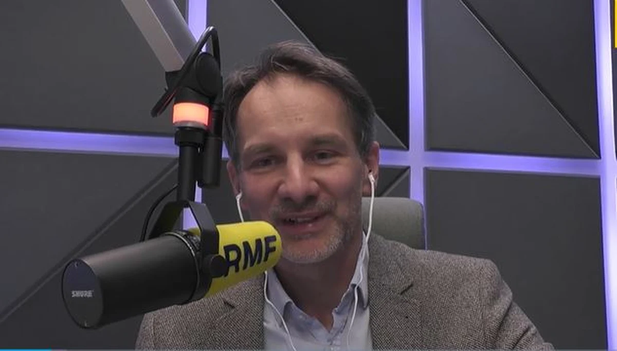 Co daje Iranowi przekazywanie Rosji dronów, wykorzystywanych na froncie w Ukrainie? "Wyjście z izolacji. Iran jest izolowany. Ma percepcję taką, że jest otoczony przez wrogów. Nagle jedno z państw, które historycznie miało zdystansowany stosunek do Iranu, okazało się być w potrzebie. To oczywiście jest Rosja, w potrzebie zaopatrzenia w środki bojowe. Iran na to zapotrzebowanie odpowiedział i w zamian otrzyma coś. Czy to będzie technologia, której Iran potrzebuje. Technologia rakiet przeciwlotniczych, technologia myśliwców, silników lotniczych, satelitów czy technologie nuklearne - tego nie wiemy. Ale to jest najprostsza i najbardziej prawdopodobna odpowiedź, że będzie to wymiana technologii za technologię" - mówił dr hab. Łukasz Fyderek, gość Rozmowy w południe w RMF FM.