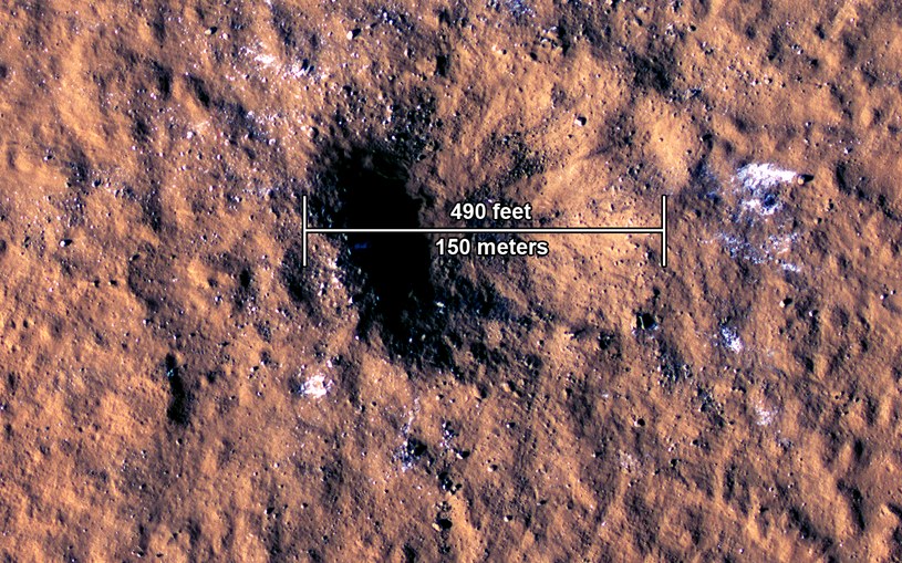 Najnowsze dane dostarczone przez sondę InSight sugerują, że Mars może nie być wcale geologicznie martwy, a przy okazji pozwalają przyjrzeć się ogromnemu kraterowi powstałemu po uderzeniu meteorytu, który odkrył ogromne bloki lodu w nietypowym miejscu planety.