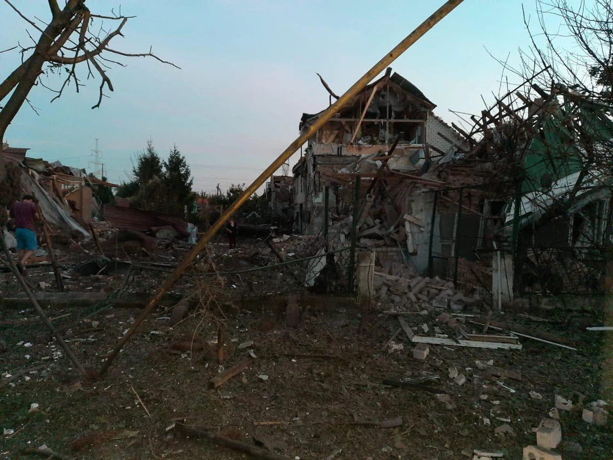 Ukraińska Nowa Kachowka niedaleko Chersonia nadal jest okupowana przez rosyjskie wojska. Niedawno w wyniku uderzenia rakiety poważnie uszkodzony został znajdujący się tam Dom Polski. Trzy osoby są ranne. Ruszyła internetowa zbiórka dla poszkodowanych.