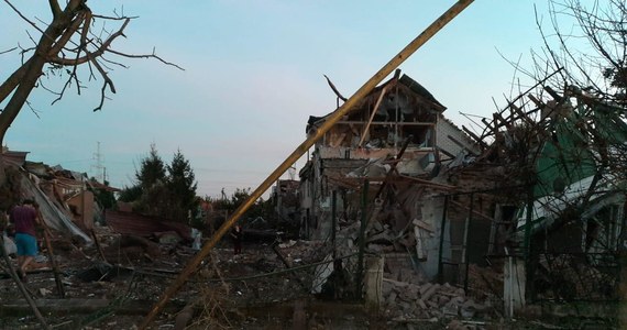 Ukraińska Nowa Kachowka niedaleko Chersonia nadal jest okupowana przez rosyjskie wojska. Niedawno w wyniku uderzenia rakiety poważnie uszkodzony został znajdujący się tam Dom Polski. Trzy osoby są ranne. Ruszyła internetowa zbiórka dla poszkodowanych.