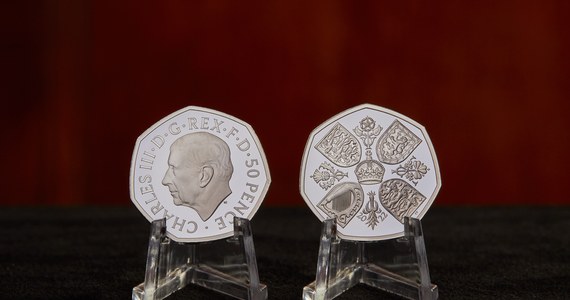 Rozpoczęła się produkcja monet z wizerunkiem nowego króla Wielkiej Brytanii Karola III. Pieniądze wejdą do obiegu w grudniu - poinformowała brytyjska mennica państwowa Royal Mint.