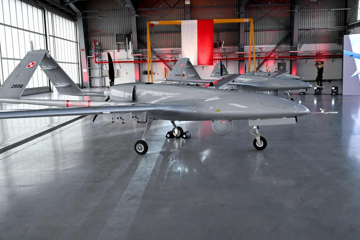 "Nie ma nowoczesnego wojska bez dronów; Bayraktary będą wykonywać zarówno misje rozpoznawcze, jak i bojowe. To, co dzieje się na Ukrainie, pokazuje, że to skuteczna broń" - powiedział wicepremier, szef MON Mariusz Błaszczak podczas przekazania sprzętu żołnierzom.