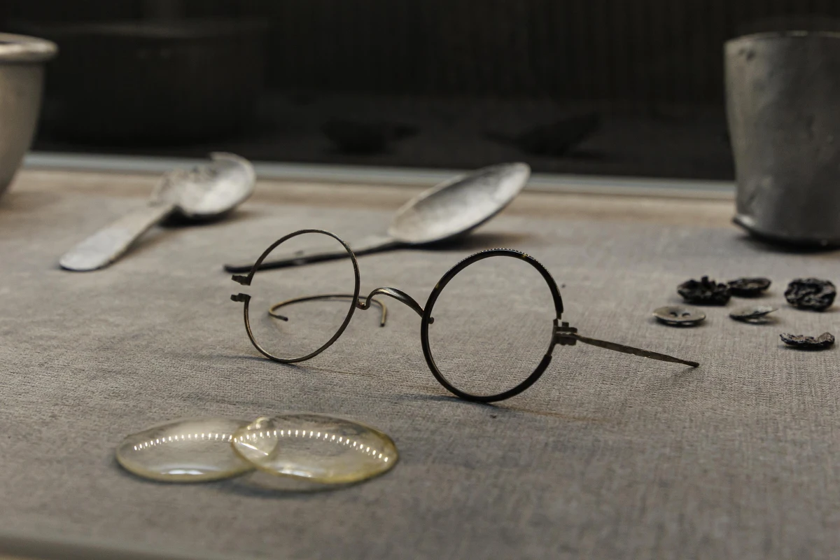 Przedmioty znalezione na terenie byłego nazistowskiego obozu zagłady Gross-Rosen podczas ekshumacji szczątków ofiar trafiły do muzealnych zbiorów. To ponad 700 rzeczy, które należały do więźniów i załogi obozu oraz stanowiły wyposażenie pomieszczeń biurowych, kantyny i szpitala.

