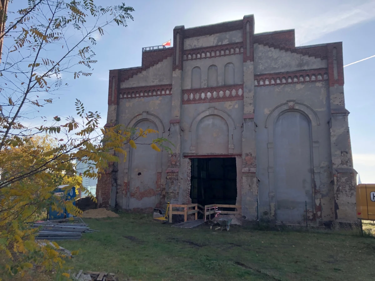Blisko 120-letni budynek maszynowi, a później łaźni górniczej, znajdujący się na terenie dawnej kopalni Katowice - obecnego Muzeum Śląskiego - zostanie zrewitalizowany. To kolejny postindustrialny obiekt, który zyska nowe życie. Lada dzień rozpoczną się prace budowlane.