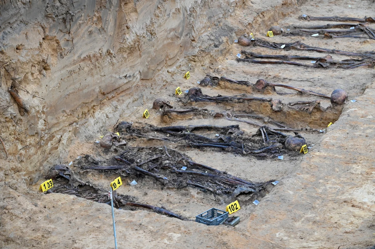 Szczątki ponad 100 osób i należące do nich przedmioty: medaliki, guziki, buty znaleźli na terenie dawnego niemieckiego obozu jenieckiego w Stargardzie w Zachodniopomorskiem naukowcy z Pomorskiego Uniwersytetu Medycznego. Według szacunków historyków, w tym miejscu spoczywać może nawet kilka tysięcy ofiar.