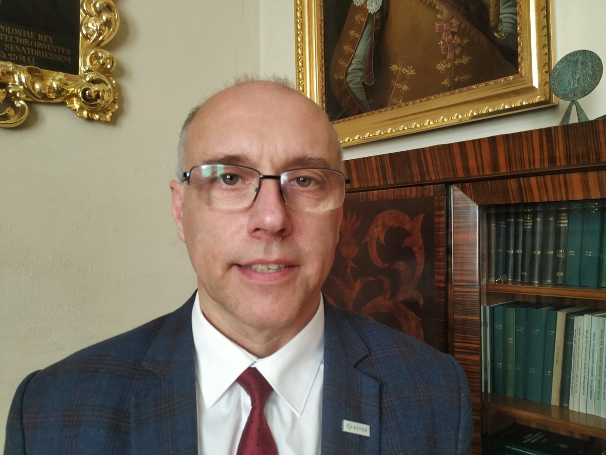Młodym przedsiębiorcom życzę, żeby dużo podatków płacili, bo wtedy znaczy, że mają dobre dochody – mówi RMF FM Stefan Życzkowski. Założyciel i prezes spółki ASTOR, zajmującej się automatyzacją i robotyzacją przemysłu mówi o tym, jak pandemia wpłynęła na rewolucję przemysłową 4.0, dlaczego robotnicy nie mają powodu obawiać się robotów, a inteligencja… sztucznej inteligencji. W rozmowie z Grzegorzem Jasińskim, przy okazji obchodów jubileuszu 150-lecia Polskiej Akademii Umiejętności, których gospodarzem było Miasto Kraków, wyjaśnia też, dlaczego nauka i przemysł wciąż nie potrafią w Polsce współpracować. 