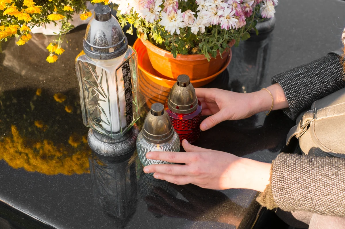 19 proc. średnio w ciągu roku podrożały znicze – wynika z badania przeprowadzonego w blisko 20  tysiącach sklepów. Przebija to nawet najnowsze prognozy o inflacji przekraczającej 18 proc. – wstępne wyniki poznamy w najbliższy poniedziałek. A producenci zniczy i wkładów mówią o jeszcze większych wzrostach cen, które dochodzą do nas z opóźnieniem i już wiedzą, że Polacy w tym roku kupią mniej zniczy. 