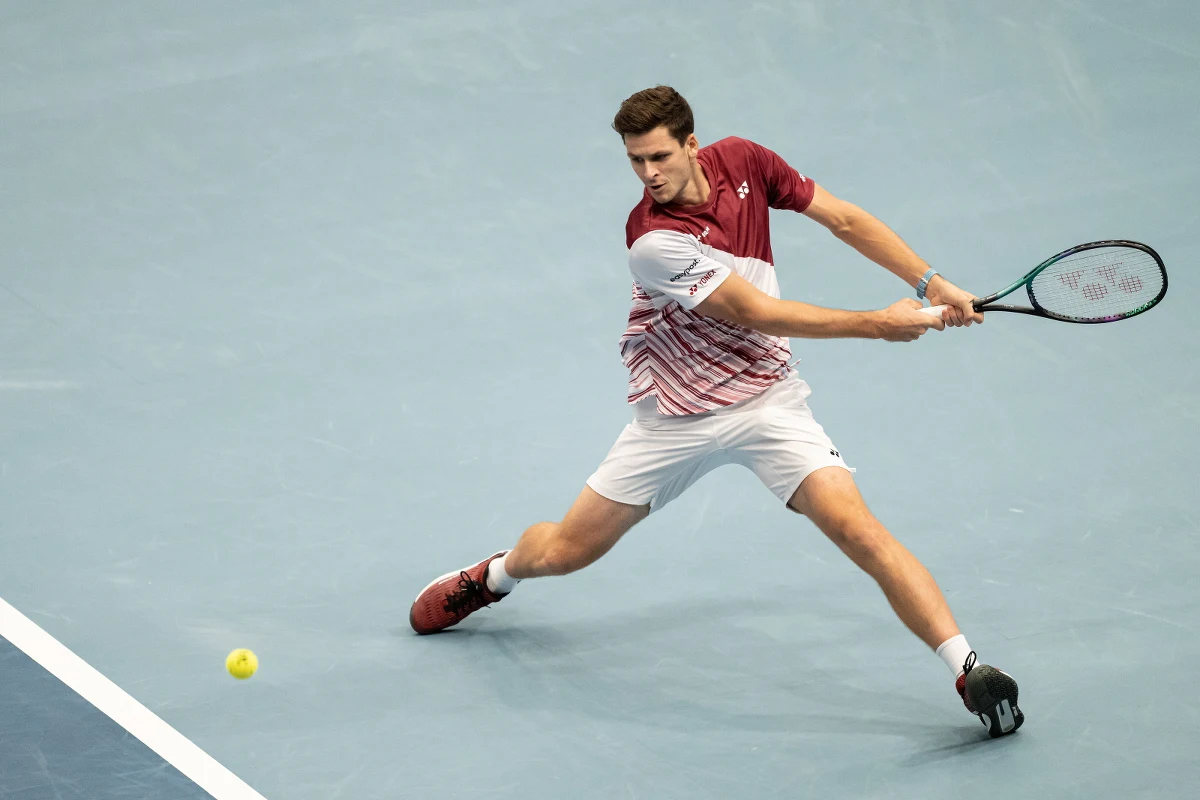 Niestety polski tenisista zakończył rywalizację na kortach w Wiedniu. Hubert Hurkacz przegrał z Chorwatem Borną Coricem 4:6, 7:6 (7-2), 6:7 (5-7) w ćwierćfinale turnieju tenisowego ATP. 