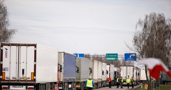 Około 910 ciężarówek czeka przed przejściem granicznym w Koroszczynie (Lubelskie) – poinformował PAP w piątek wieczorem rzecznik Izby Administracji Skarbowej w Lublinie Michał Deruś. Jak wyjaśnił, przez bardzo wolne tempo przyjmowania pojazdów przez stronę białoruską, występują utrudnienia w płynności odpraw.