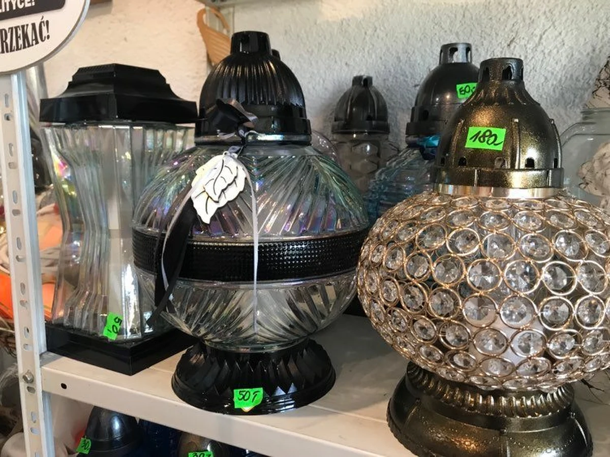 Kupując znicze czy chryzantemy na groby bliskich wcale nie musimy decydować się na to co klasyczne i dobrze znane. Oczywiście jeśli jesteśmy gotowi wydać więcej pieniędzy. Wśród zniczy, które wyróżniają się na tle innych są te ze szkła z efektem tęczy. Z kolei chryzantemy mogą mieć nietypowy kształt kwiatów czy rzadziej spotykane kolory, jak złocisty czy ecru. 