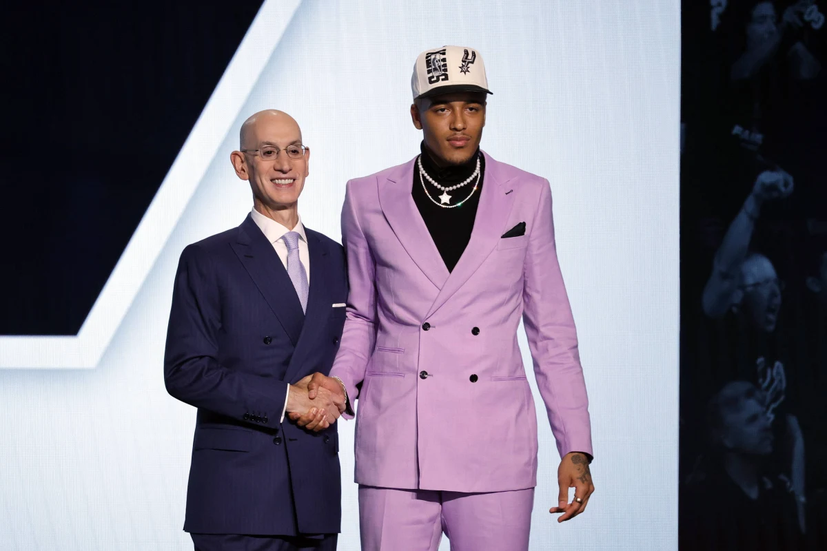 Jeremy Sochan w swoim szóstym meczu w koszykarskiej lidze NBA grał 31 minut, najdłużej w sezonie, i zdobył dla San Antonio Spurs 13 punktów. Miał także sześć zbiórek i rekordowe pięć asyst. Jego drużyna pokonała u siebie Chicago Bulls 129:124 i ma bilans 4-2.