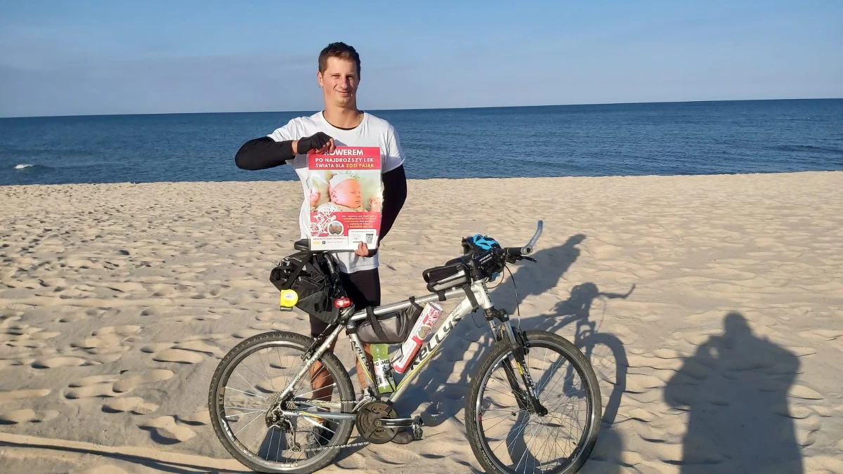 Bartosz Wójcik piekarz z Suchej Beskidzkiej w Małopolsce przejechał rowerem 1000 km z Zakopanego na Hel, by wesprzeć zbiórkę dla chorej na SMA (rdzeniowy zanik mięśni) 5-miesięcznej Zosi. Dziewczynka potrzebuje jak najszybciej drogiej terapii genowej, która raz na zawsze uwolni ją od skutków SMA. Lek kosztuje 10 mln zł. 