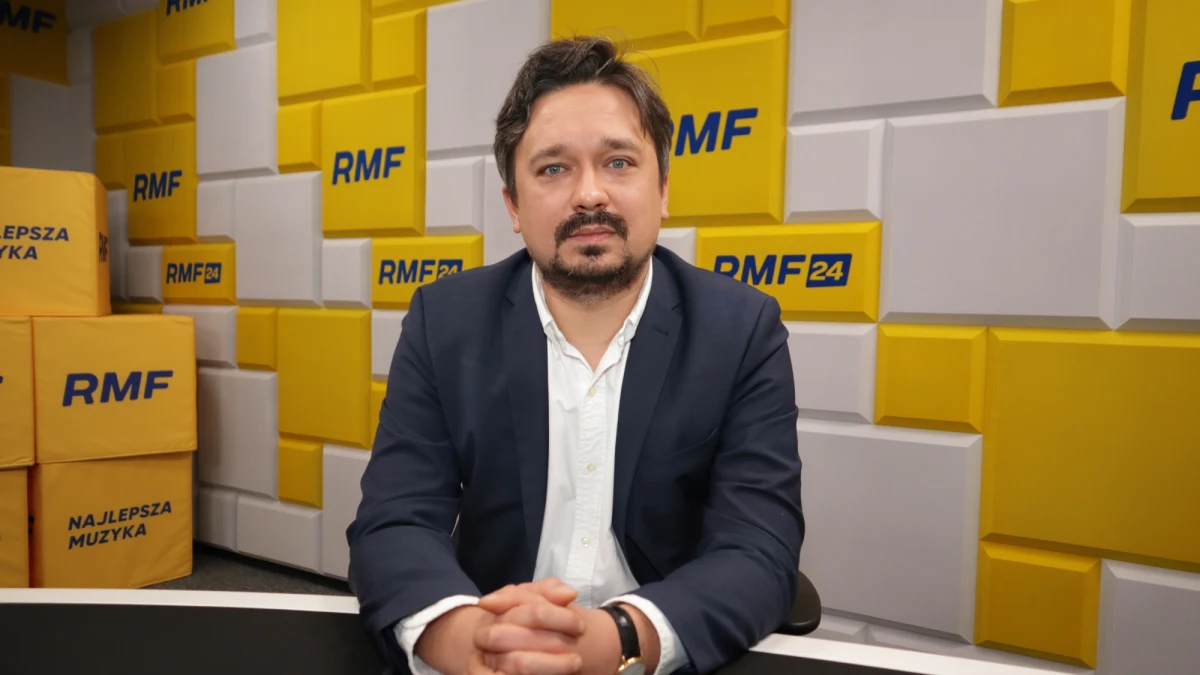 "To nie jest banalne pytanie, to jest bardzo ważna kwestia. Zanieczyszczenie powietrza jest źródłem bardzo wielu chorób, również śmierci" - tak Rzecznik Praw Obywatelskich prof. Marcin Wiącek odpowiadał w RMF FM na pytanie ws. tego, czy smog ogranicza nasze prawa obywatelskie. "Dlatego bardzo istotne jest to, by dbać o czystość powietrza - to jest obowiązkiem władzy - i centralnej, i samorządowej. Trudno jest w obecnych okolicznościach osiągnąć te parametry (normy czystości powietrza - przyp. red.)" - podkreślał Gość Krzysztofa Ziemca w RMF FM. "Zarówno ja, jak i moi poprzednicy staraliśmy się przypominać władzy o tym, że prawo do czystego środowiska, do czystego powietrza, to również prawo człowieka" - dodał. 