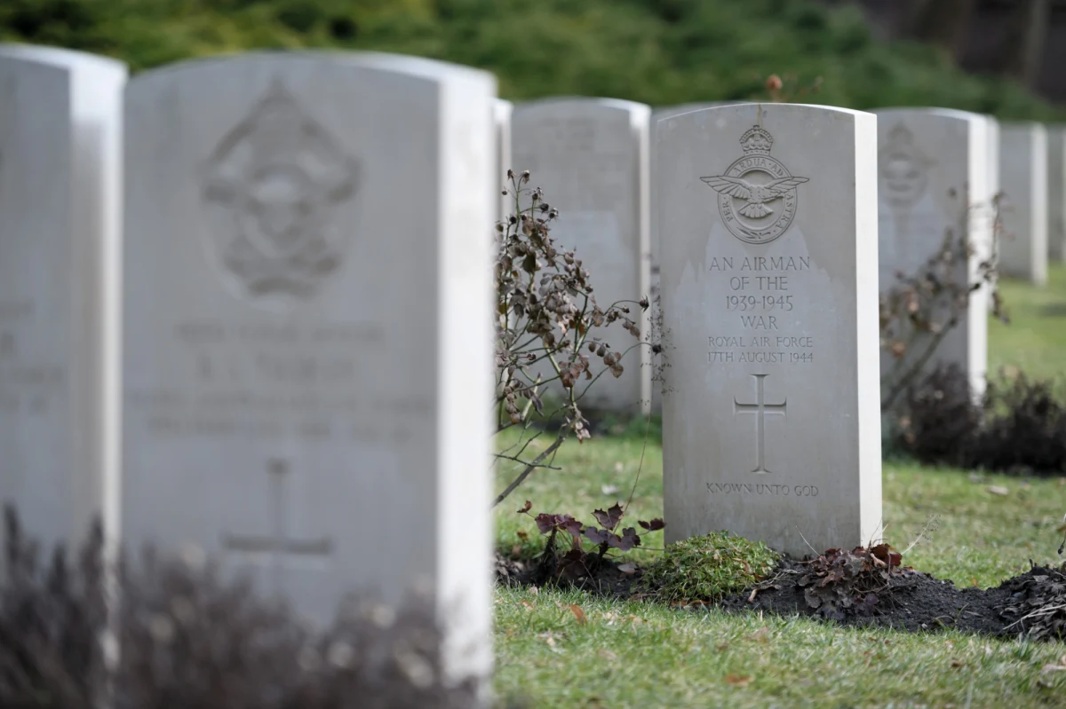 ​W okresie Wszystkich Świętych wprowadzone zostaną zmiany w organizacji ruchu w rejonie poznańskich cmentarzy. Zmiany mają ułatwić dojazdy do nekropolii zarówno pasażerom komunikacji miejskiej, osobom dojeżdżającym samochodami, a także pieszym.