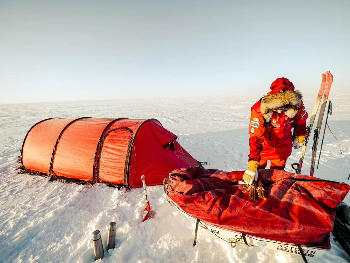 1200 kilometrów w 60 dni pokona na swojej najbliższej wyprawie Mateusz Waligóra. Podróżnik, który ma za sobą między innymi przejście pustyni Gobi, na początku listopada wyleci z Polski i w połowie stycznia chce dotrzeć na biegun południowy. Trasę przez Antarktydę pokona samotnie, bez wsparcia z zewnątrz, poruszając się nartach i ciągnąc cały ekwipunek na saniach. "Początek - kiedy będą one ważyć ponad 120 kilogramów - na pewno będzie trudny. Wtedy też pokonuje się najwyższe przewyższenie" - przewiduje w rozmowie z dziennikarzem RMF FM Michałem Rodakiem. "Zawsze na takich samotnych wyprawach przez pustynie i miejsca odludne idzie się głównie głową. Możemy mieć super wytrenowane ciało, ale jeśli nie wytrzymamy tej wyprawy psychicznie, to poniesiemy porażkę i nie dojdziemy do zamierzonego celu" - dodaje. Opowiada też m.in. dlaczego zabiera ze sobą kilka kilogramów masła i jeszcze większy zapas czekolady. 