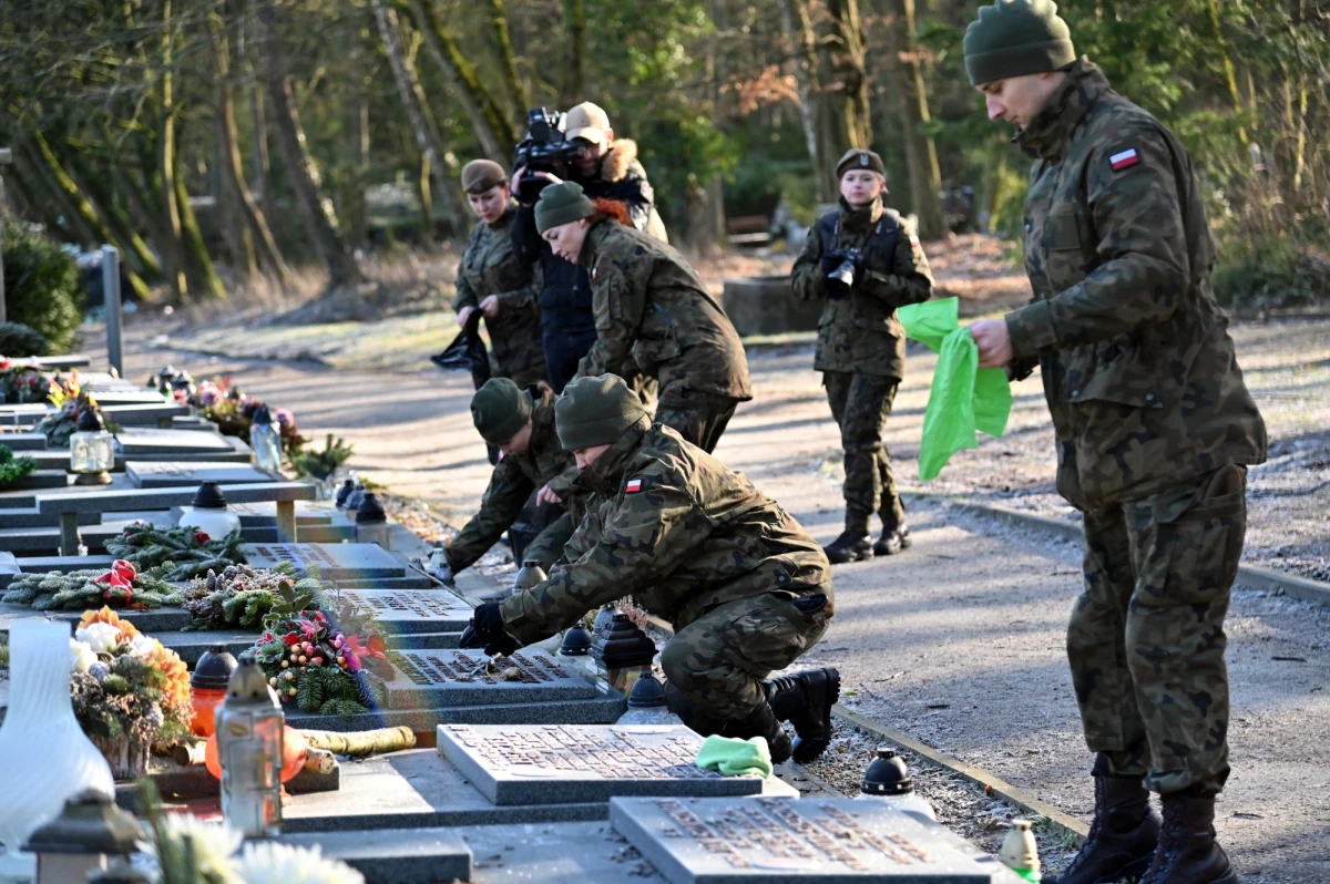 ​Przy szczecińskim Cmentarzu Centralnym w sobotę wczesnym popołudniem ruch samochodowy był umiarkowany, choć miejscami tworzyły się zatory. Przy nekropolii obowiązuje zmieniona organizacja ruchu.