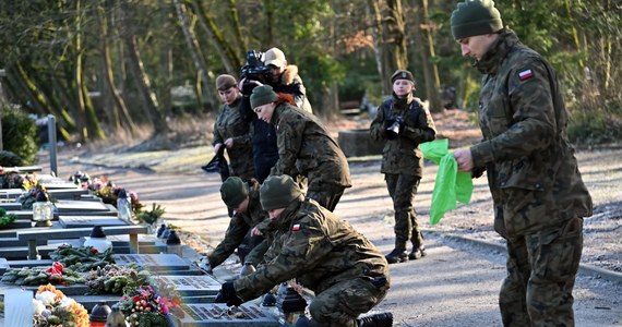 ​Przy szczecińskim Cmentarzu Centralnym w sobotę wczesnym popołudniem ruch samochodowy był umiarkowany, choć miejscami tworzyły się zatory. Przy nekropolii obowiązuje zmieniona organizacja ruchu.