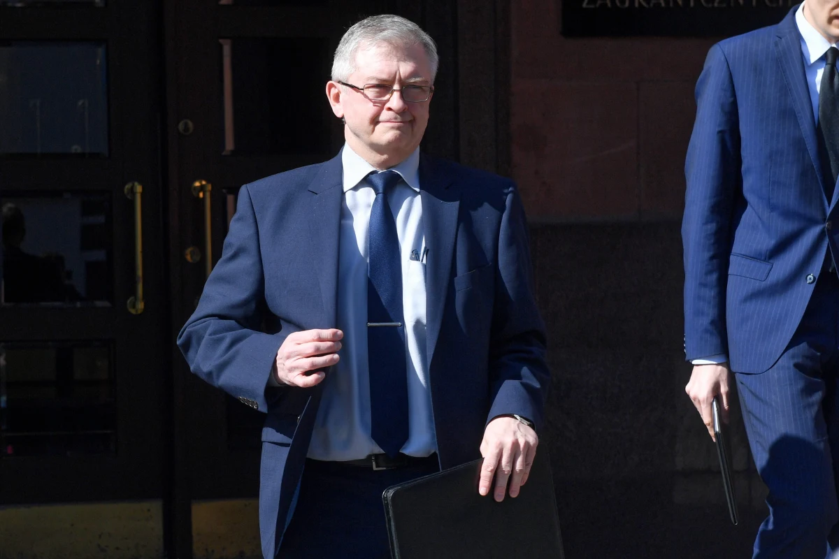 "Stanowisko rządu jest takie, że taka sytuacja nie powinna mieć miejsca" - powiedział rzecznik rządu Piotr Müller, odnosząc się do zaproszenia ambasadora Rosji w Polsce na przyjęcie zorganizowane w Nuncjaturze Apostolskiej. "Stolica Apostolska i jej przedstawiciel nuncjusz apostolski mieli prawo tak robić, ale powinni się zastanowić nad tym, czy powinni to robić" - mówił w piątek w Radiu RMF24 rzecznik MSZ Łukasz Jasina.