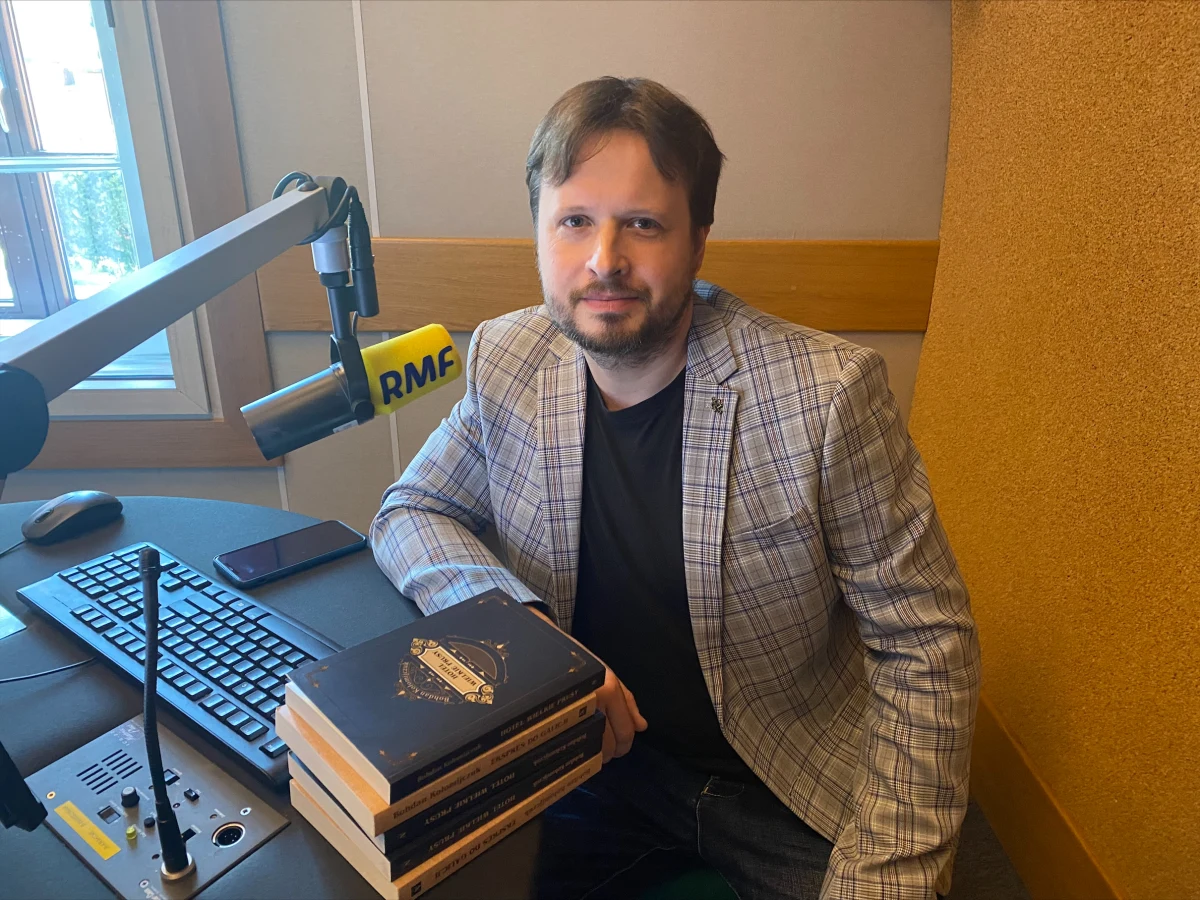 "Moi koledzy z wojska, to byli ludzie przeważnie cywilni. Mieli różne zawody - od kelnerów do artystów teatralnych, od nauczycieli do inżynierów. Tak wygląda armia, która broni swojej ziemi" – powiedział w internetowym Radiu RMF24 Bohdan Kołomijczuk, ukraiński autor kryminałów. Paulina Sawicka zapytała pisarza, jak radzi sobie z utrzymywaniem kontaktu z rodziną oraz czy w warunkach wojny zdarzają się momenty na rozluźnienie.