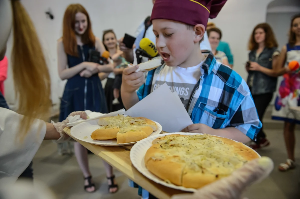 ​Krążki cebuli, tradycyjny cebularz, złoto, fiolet i zieleń znajdują się na plakacie promującym nowy festiwal kulinarny w Lublinie. "To nawiązuje do lubelskiego renesansu i sugeruje interpretację: mamy renesans cebuli" - powiedział PAP autor pracy Paweł Batyra. Festiwal Lublin Smaków rozpocznie się 3 listopada.