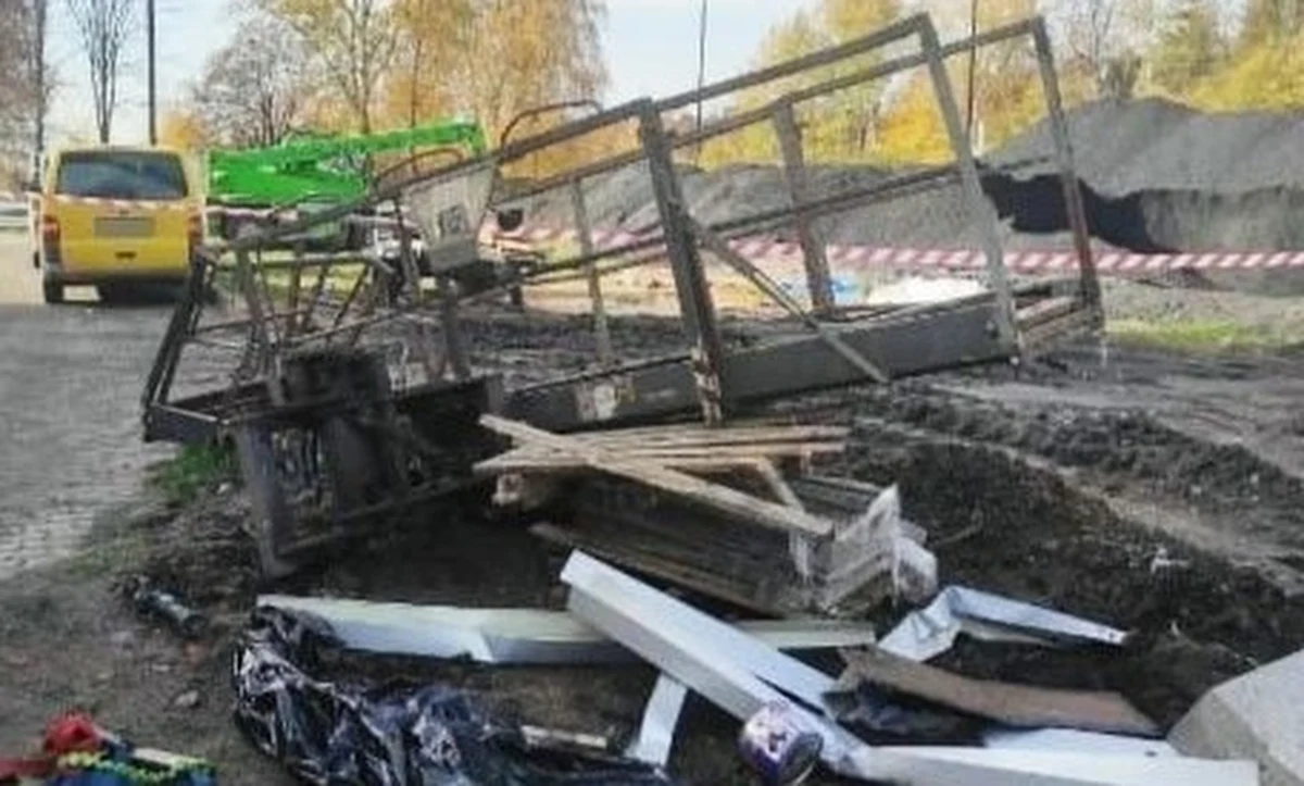 Do tragicznego wypadku doszło podczas prac dekarskich rano w Bodaczowie (Lubelskie). Wynajęci pracownicy firmy, której zostało zlecona usługa wykorzystywali dźwig z podnośnikiem koszowym. W pewnym momencie kosz spadł z pracownikami z wysokości około 15 metrów. Jeden z mężczyzn, 59-letni obywatel Ukrainy zginął na miejscu. Jego kolega 48-latek, również z Ukrainy został przetransportowany do szpitala. Operator dźwigu 46-latek był trzeźwy.